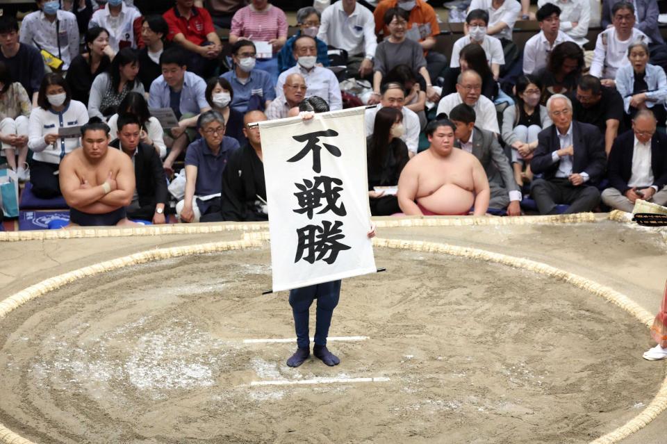 　若元春、霧島の休場で２番続けて取組がなくなり館内がどよめく（撮影・金田祐二）