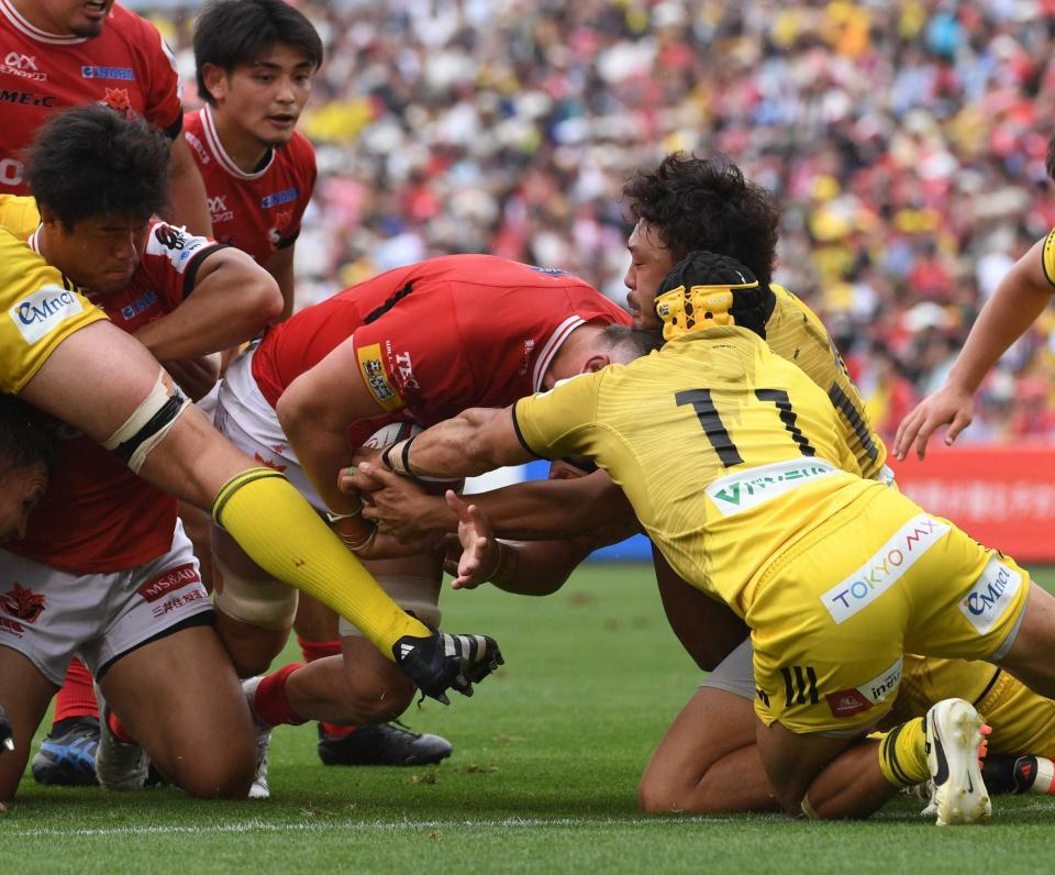 　前半、トライを決めるＢＬ東京のジェイコブ・ピアス（撮影・佐々木彰尚）