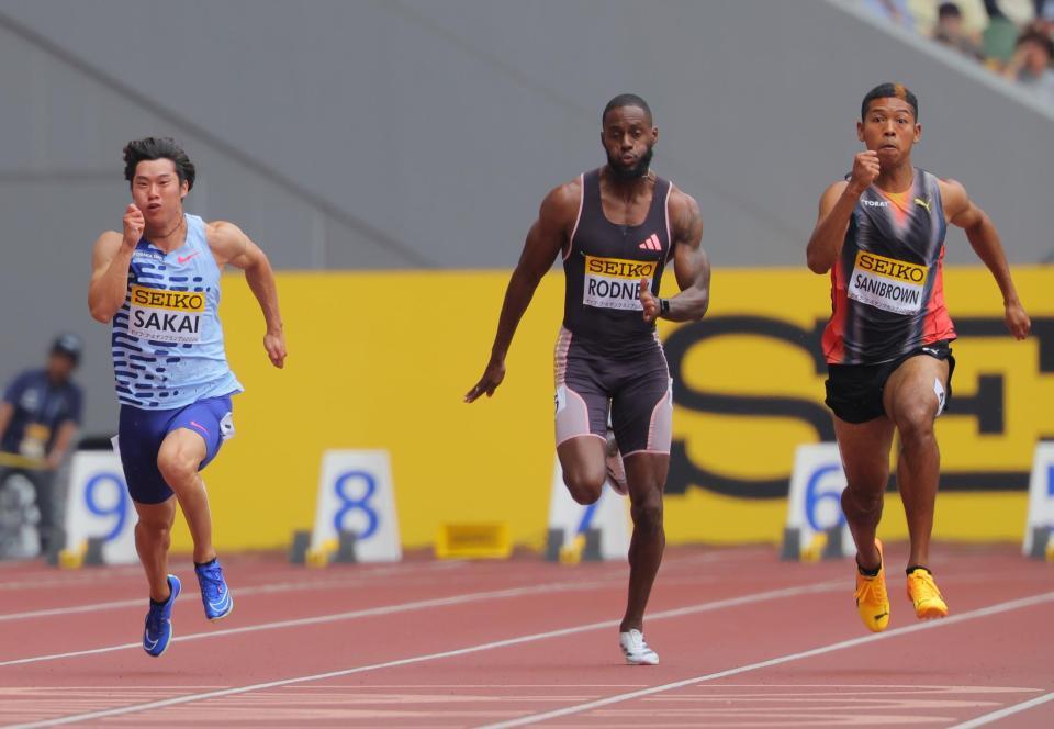 　男子１００Ｍ予選で力走する坂井隆一郎（左）とサニブラウン・ハキーム（右）＝撮影・吉澤敬太