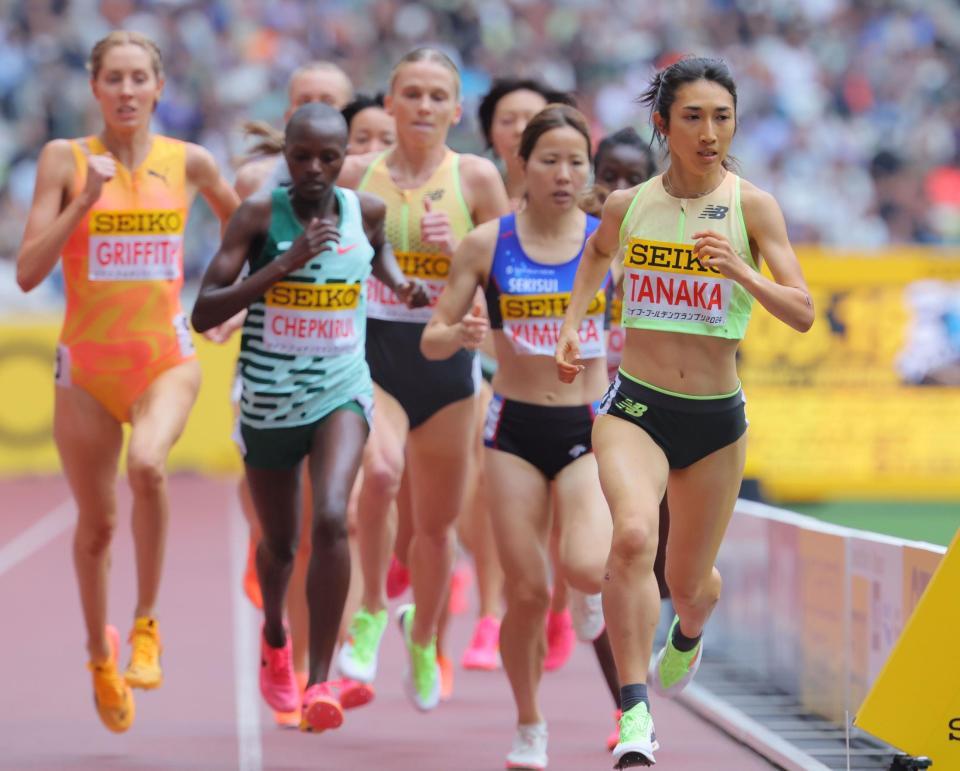 　女子１５００Ｍで力走する田中希実（右）＝撮影・吉澤敬太