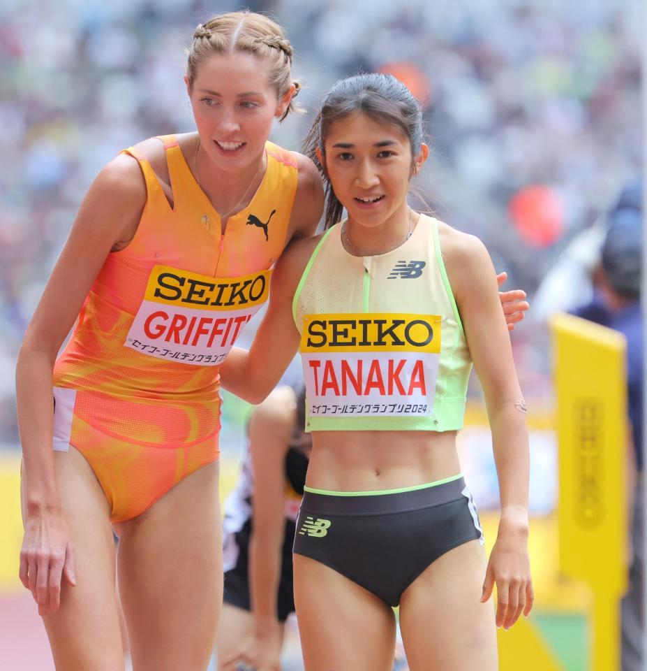 　ゴール後、ジョージア・グリフィス（左）と健闘をたたえ合う田中希実（撮影・吉澤敬太）