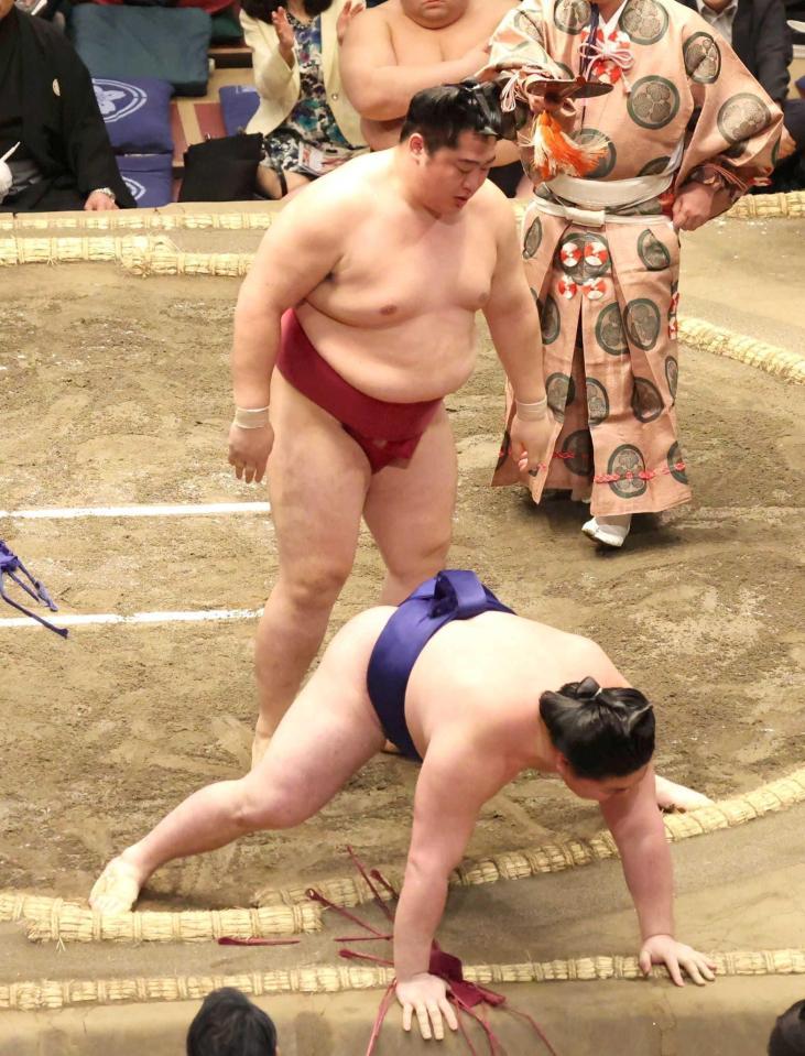 　時疾風（右）を下手投げで破り全勝をキープする遠藤