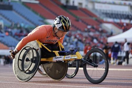 　男子４００メートル（車いすＴ５２）決勝　力走する佐藤友祈。５７秒９８をマークし銀メダルを獲得した＝神戸ユニバー記念競技場