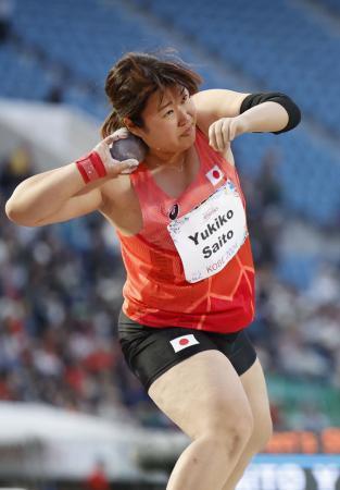 　女子砲丸投げ（上肢障害Ｆ４６）で１１メートル７２をマークし、銅メダルを獲得した斎藤由希子＝神戸ユニバー記念競技場