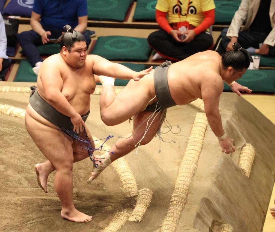 　木曽皇（右）を押し出しで破る嘉陽（撮影・山崎力夫）