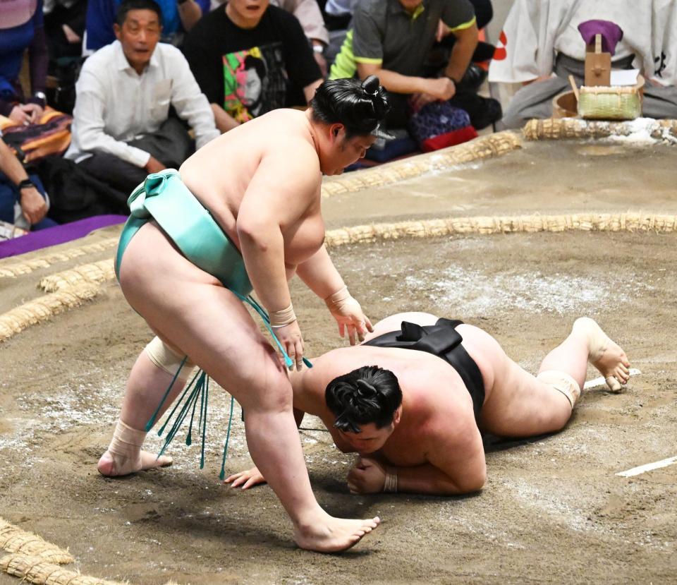 　琴桜（左）が上手投げで明生を下す