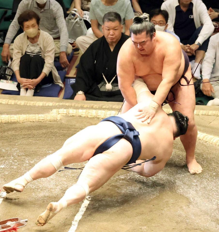 　宝富士を小手投げで破り、２敗を守った湘南乃海