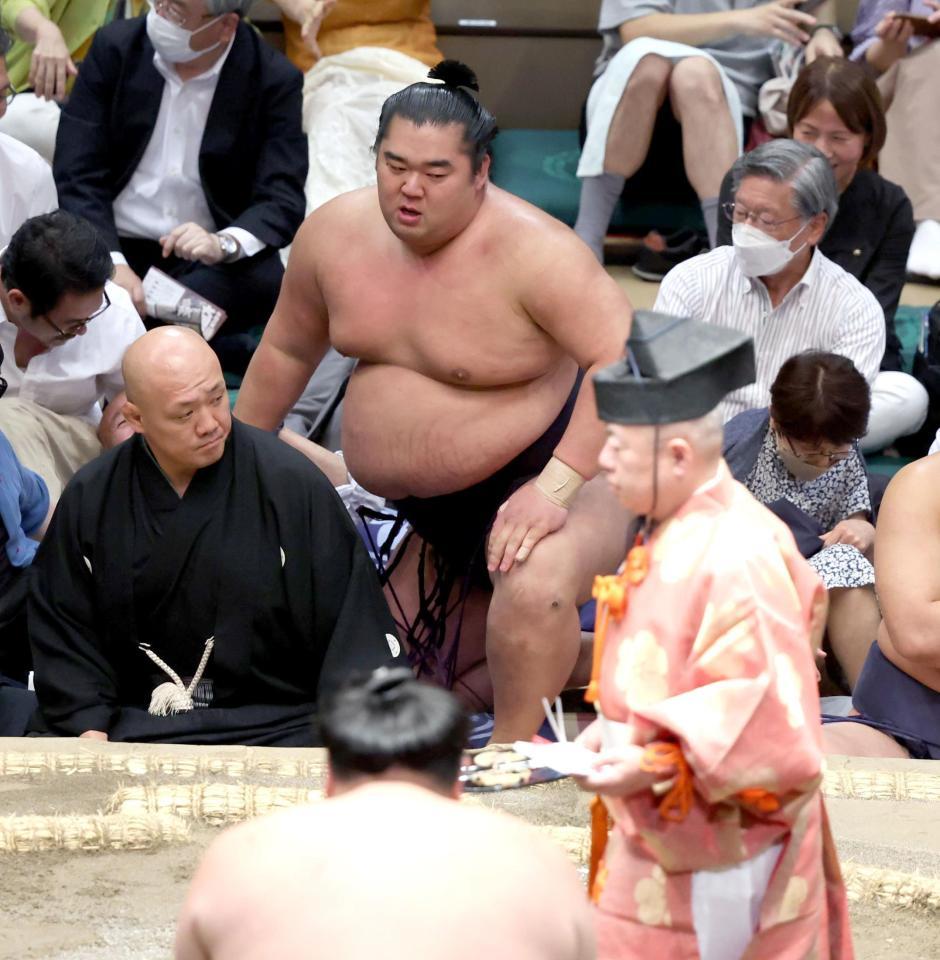 　阿炎に押し出しで敗れがっくりの湘南乃海（撮影・金田祐二）