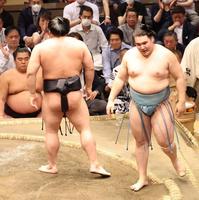 　若元春（左）に押し出しで敗れる欧勝馬