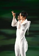 　幻想的な演技を披露する羽生結弦さん（撮影・堀内翔）