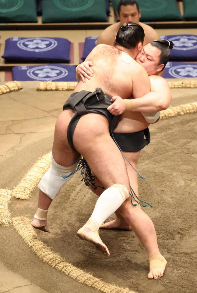 　津軽海（左）を寄り切りで破る川副