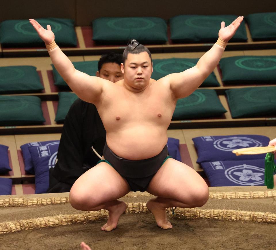 　土俵入りする川副