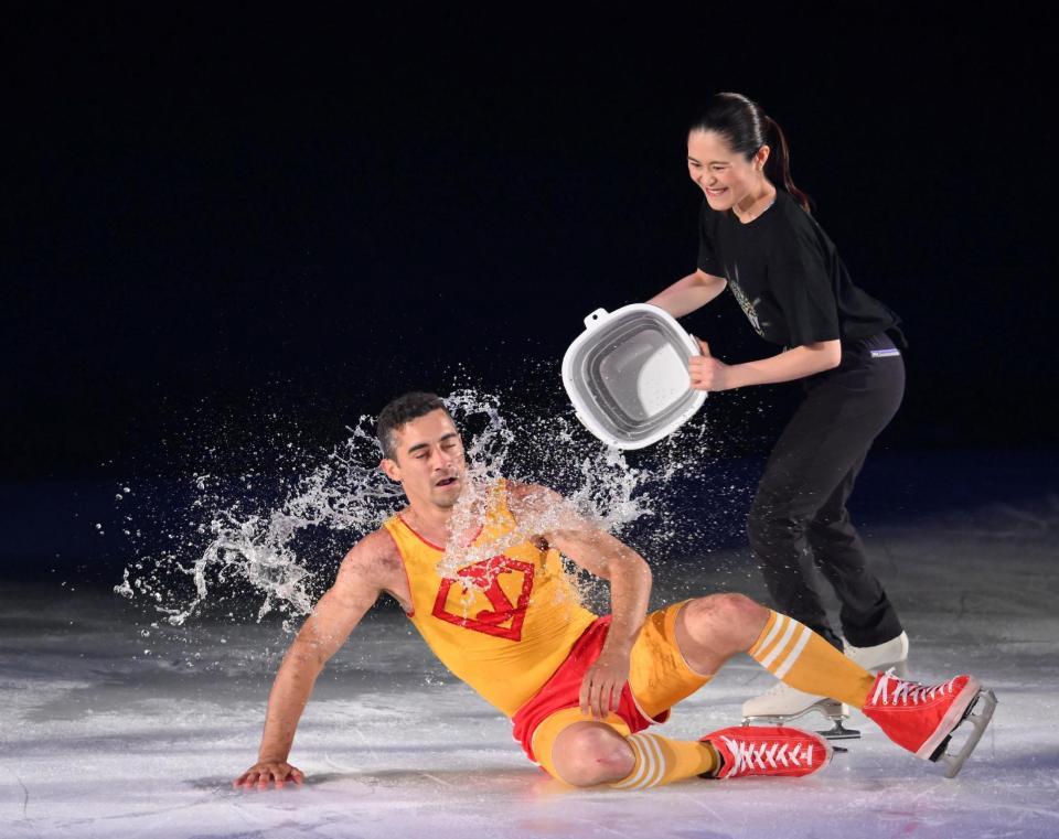 　宮原知子さん（右）に水をかけらるハビエル・フェルナンデスさん（撮影・堀内翔）