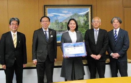 　前田裕関大学長（左から２人目）らに五輪内定報告を行った西田カピーリア桜良（中央）