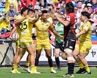 　試合終了間際、江見（23）の勝ち越しトライを喜ぶ東京ＳＧフィフティーン