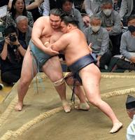 　欧勝馬（左）を寄り切りで下し、４敗を守った豊昇龍（撮影・佐藤厚）