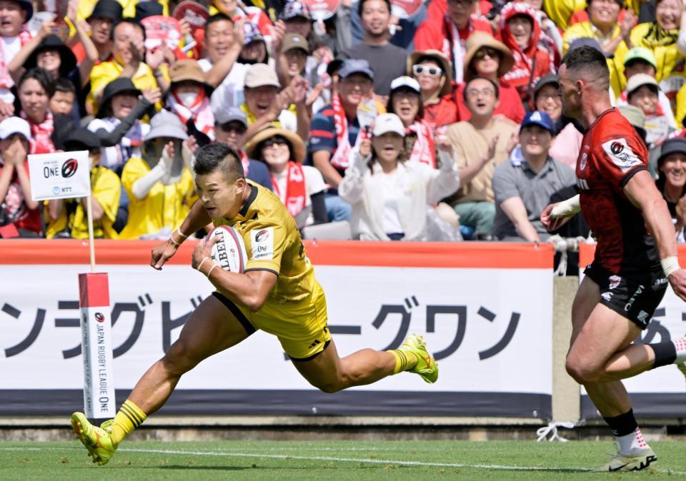 　試合終了間際、勝ち越しトライを決める東京ＳＧ・江見