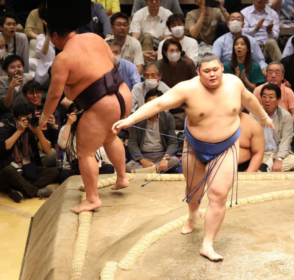 　湘南乃海（左）を押し出しで破る大の里