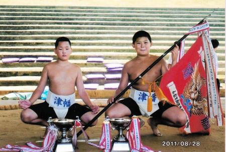 　小学５年時に出場した大会で優勝旗を持つ大の里（右）