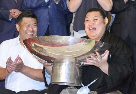 　初優勝を果たし、祝勝会で祝杯を手にする大の里。左は父・中村知幸さん＝２６日、茨城県つくば市内のホテル