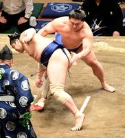 　立ち合いで大きく変化し、對馬洋（左）を押し出しで破り十両優勝を決めた若隆景（撮影・佐藤厚）