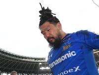 　去り際に涙を流す埼玉・堀江翔太（撮影・伊藤笙子）