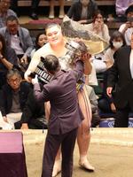 　内閣総理大臣賞を受け取る大の里