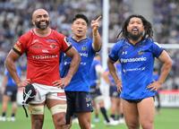 　後半終了間際、ＴＭＯ判定の映像を見つめる（左から）ＢＬ東京・リーチ・マイケル、埼玉・松田力也、堀江翔太（撮影・伊藤笙子）