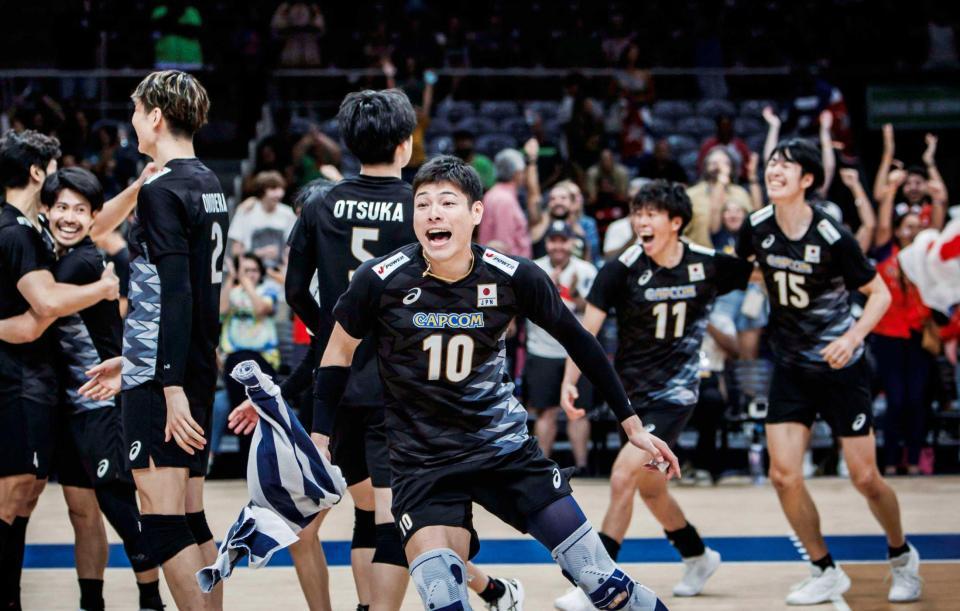 　キューバにフルセットで勝利した日本（Ｖｏｌｌｅｙｂａｌｌ　Ｗｏｒｌｄ提供・共同）