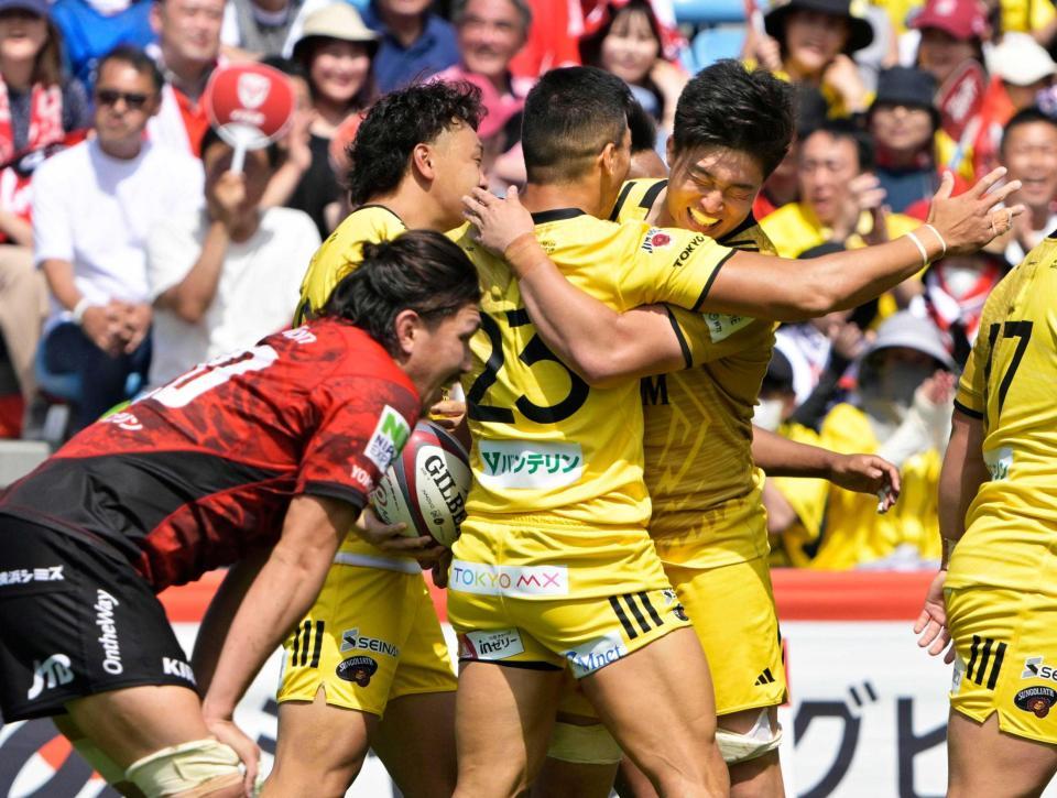 　試合終了間際、勝ち越しトライを決めた江見（２３）と抱き合う東京ＳＧの選手