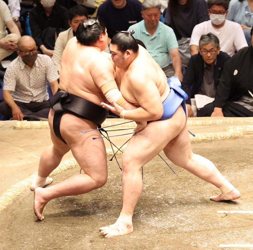 　阿炎（左）を押し出しで破り、初優勝の大の里