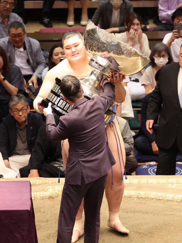 　内閣総理大臣賞を受け取る大の里