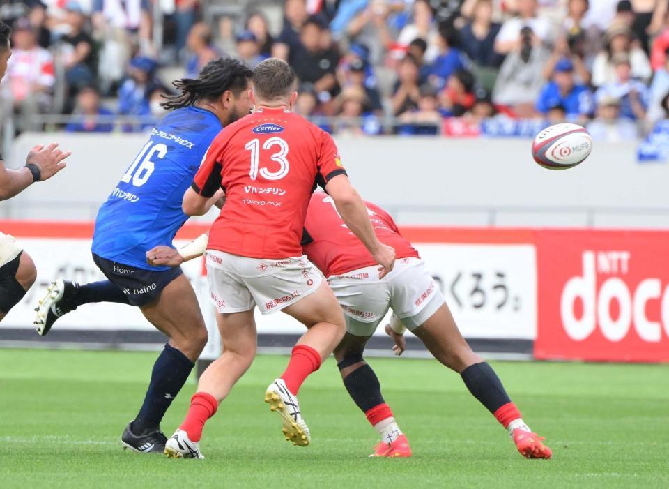 　後半、痛恨のスローフォワードとなった埼玉・堀江翔太（左）＝撮影・伊藤笙子