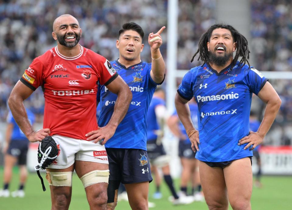 　後半終了間際、ＴＭＯ判定の映像を見つめる（左から）ＢＬ東京・リーチ・マイケル、埼玉・松田力也、堀江翔太（撮影・伊藤笙子）