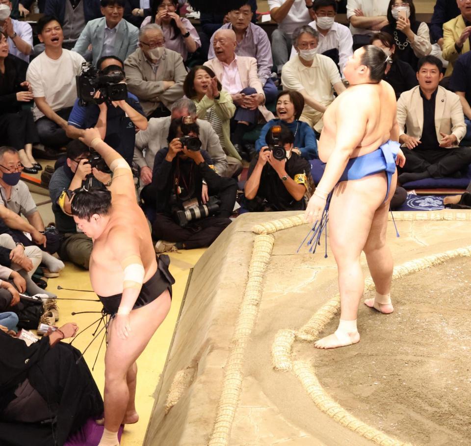 　阿炎（左）を破り、初優勝し天を仰ぐ大の里