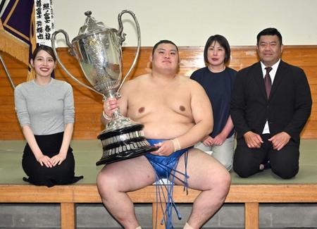 　初優勝し、（右から）父・中村知幸さん、母・朋子さん、（１人おいて）妹・葵さんと写真に納まる大の里（代表撮影）