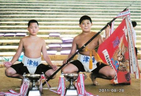 　小学５年時に出場した大会で優勝旗を持つ大の里（右）＝長井さん提供