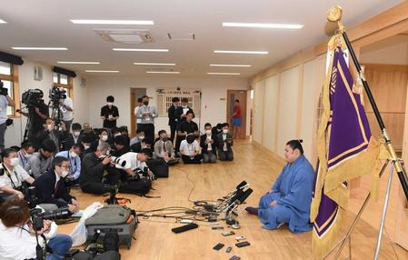 一夜明け会見をする大の里（撮影・佐々木彰尚）