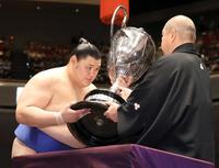 　幕内優勝し、表彰式で八角理事長（右）から賜杯を受けとる大の里（代表撮影）