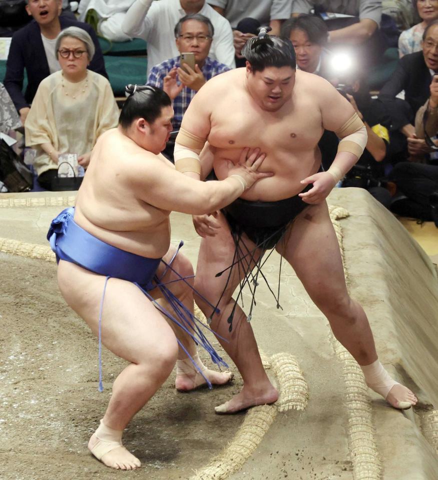 　大の里（左）が押し出しで阿炎を破り初優勝を決める