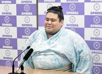 　新十両昇進が決まり、会見する嘉陽