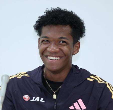 　会見中、笑顔を見せる村竹ラシッド（撮影・中田匡峻）