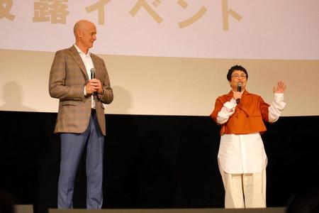 　「ＢＥＬＩＥＶＥ　日本バスケを諦めなかった男たち」の完成披露イベントに出席した（左から）トム・ホーバス監督、近藤春菜