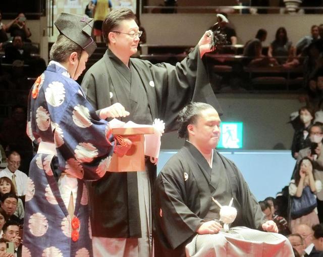 元幕内石浦が涙の断髪式「本当にいろんな方に応援されて」 宮城野親方
