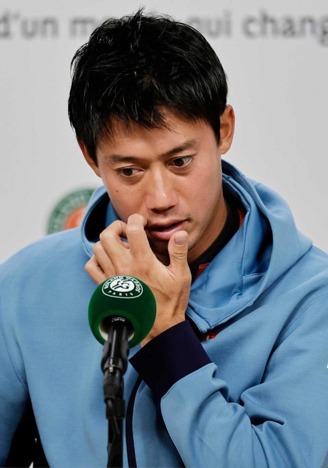 　男子シングルス２回戦を途中棄権し、記者会見する錦織圭（共同）