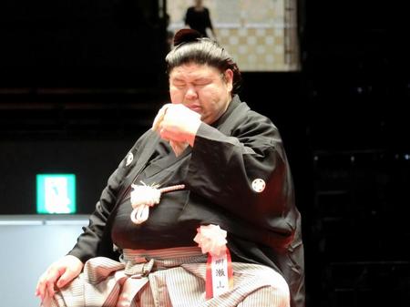 　断髪式で止まらない涙を拭う元幕内明瀬山の井筒親方