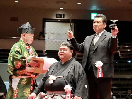 　師匠の木瀬親方（右）の止めばさみでまげに別れを告げ、晴れやかな表情を浮かべる元幕内明瀬山の井筒親方（中央）