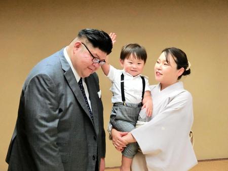 　整髪を終え、長男・颯之佑くん（中央）に頭をなでられる押し出される元幕内明瀬山の井筒親方（左、右は晴香夫人）