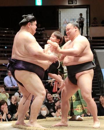　最後の一番で、長男・颯之佑くん（中央）に押し出される元幕内明瀬山の井筒親方（左）