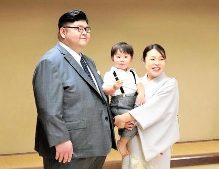 　整髪を終え、晴香夫人（右）、長男の颯之佑くん（中央）と記念撮影する元幕内明瀬山の井筒親方